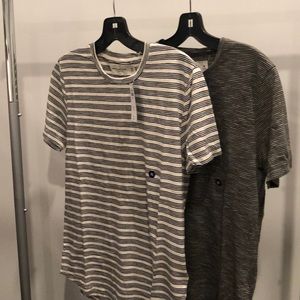 Men’s A&F curved hem soft tee (2 pack). Size: XS